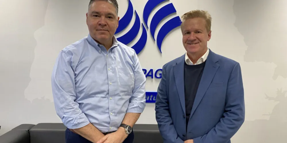 O deputado Luis Corti (à dir.) ao lado do diretor-presidente da Compagas (Companhia Paranaense de Gás), Rafael Lamastra Júnior