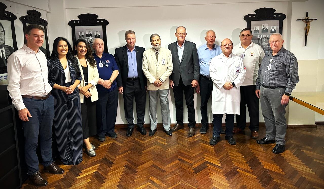 Lideranças da Santa Casa e do Sicredi se reuniram nesta quinta-feira (13)