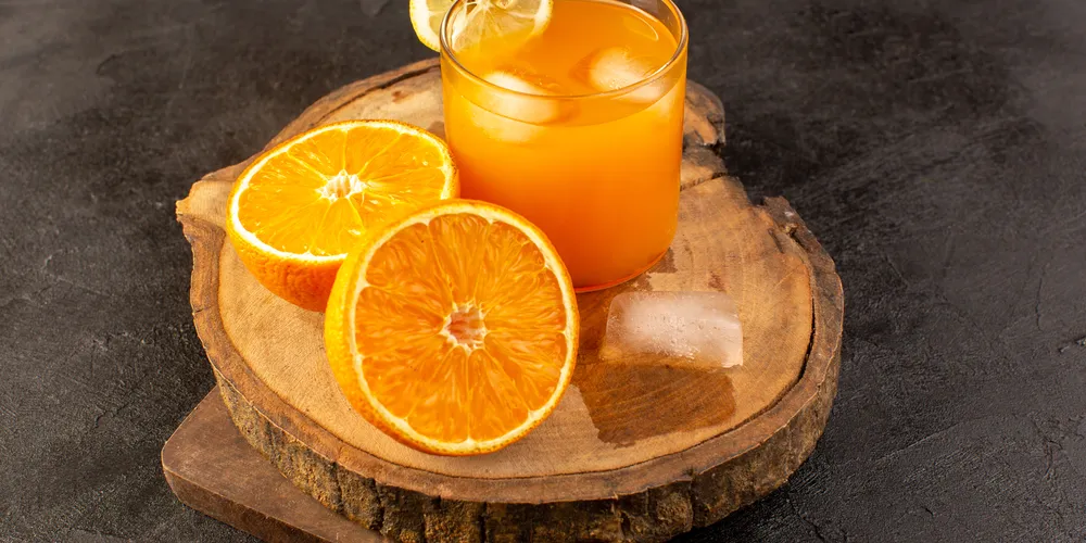 A vitamina C fortalece o sistema imunológico, ajudando a prevenir resfriados e infecções