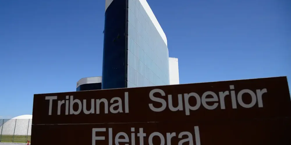 Ministro do TSE anula uma das três condenações de Bolsonaro