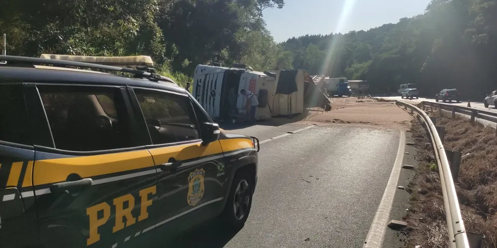 Tombamento aconteceu na manhã deste sábado (15)