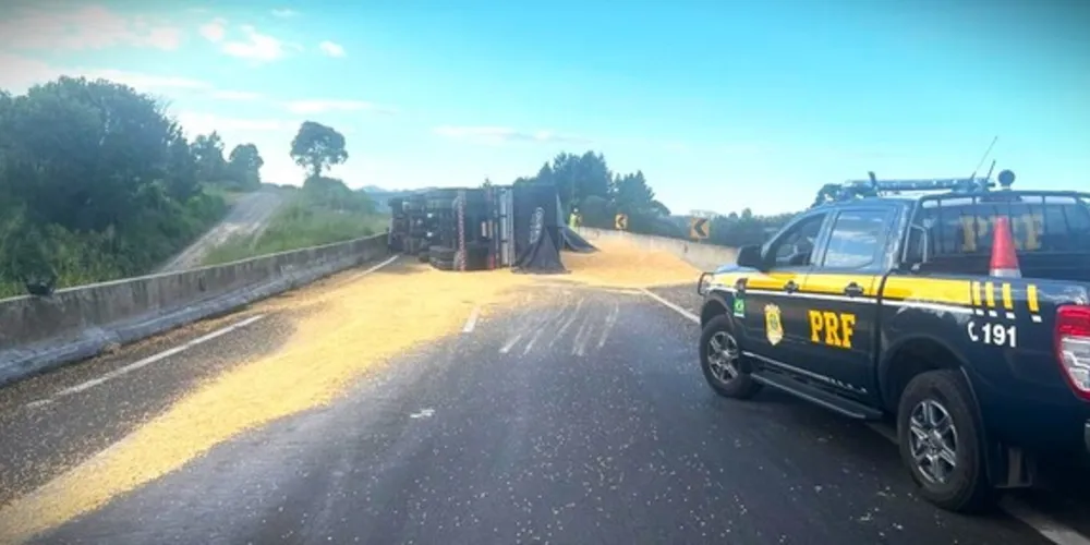 Equipe da polícia está no local para sinalizar a rodovia