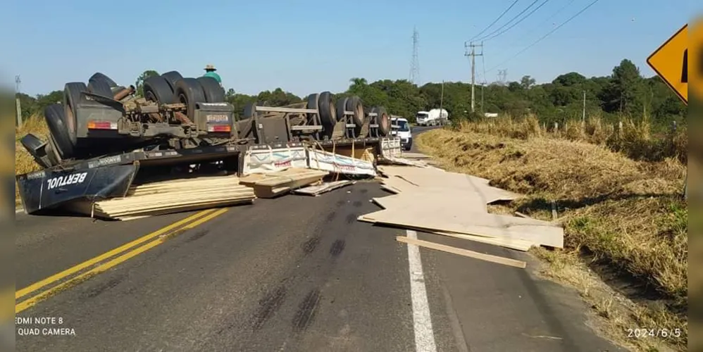 Carga de compensados caiu na pista e bloqueou o trânsito