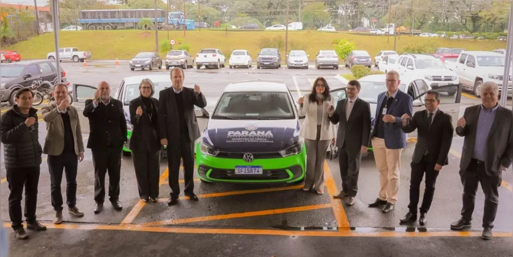 Reitor da instituição, Miguel Sanches Neto, marcou presença na entrega do carro