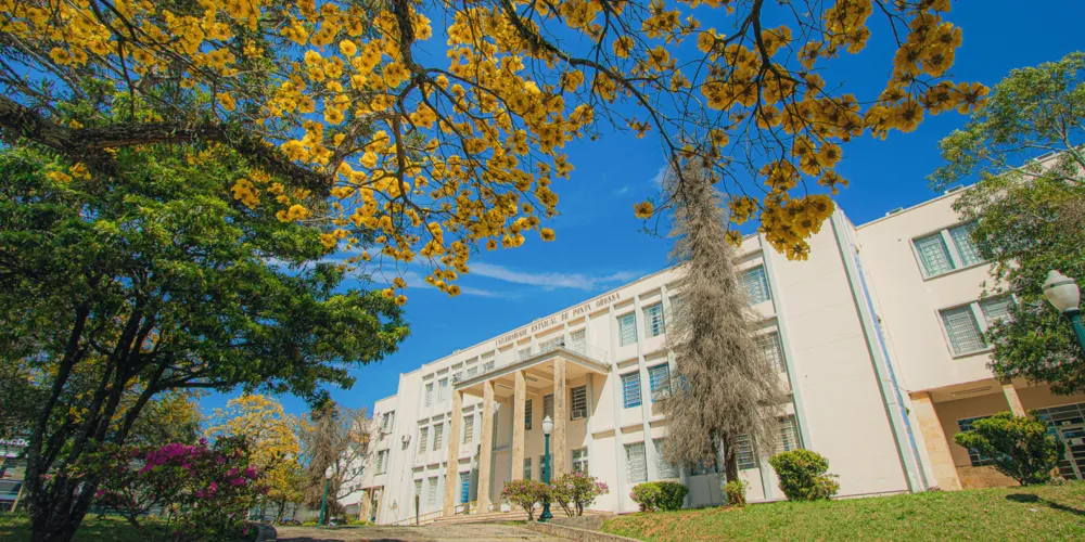 Alunos e professores interessados em realizar um período de mobilidade estudantil internacional podem acompanhar os editais abertos nas redes sociais