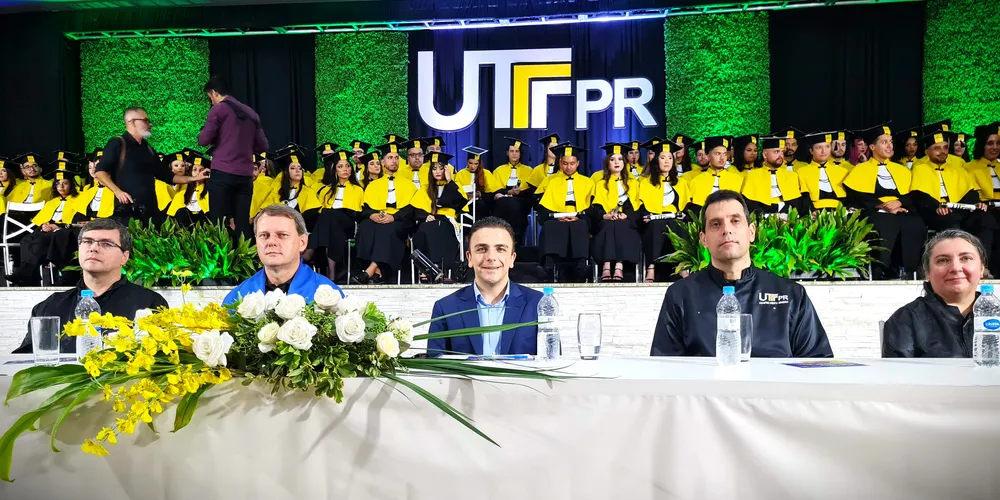 Ao centro Aliel Machado, deputado que participou da conquista do projeto