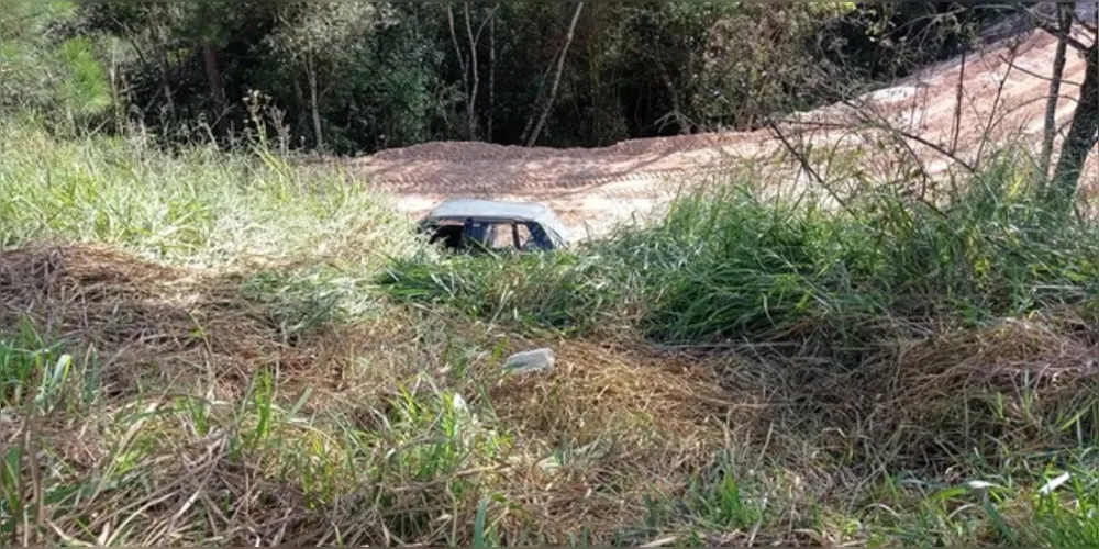 Das cinco pessoas que estavam no carro, quatro ficaram feridas