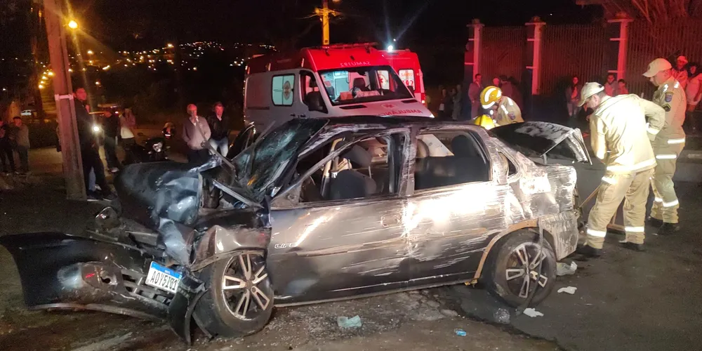 Com o impacto, carro ficou totalmente destruído