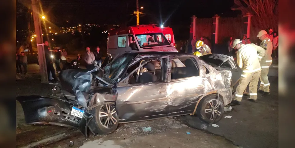 Com o impacto, carro ficou totalmente destruído