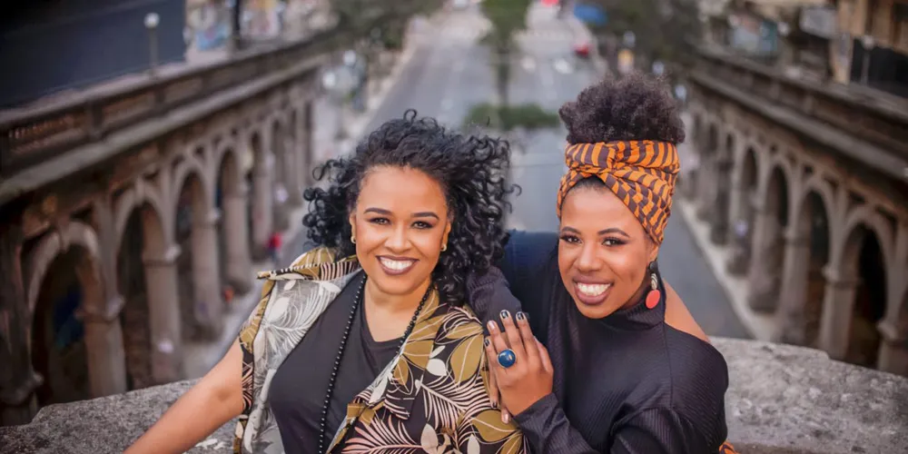 Grazi Pires e Dejeane Arruée estão à frente da banda 50 Tons de Pretas