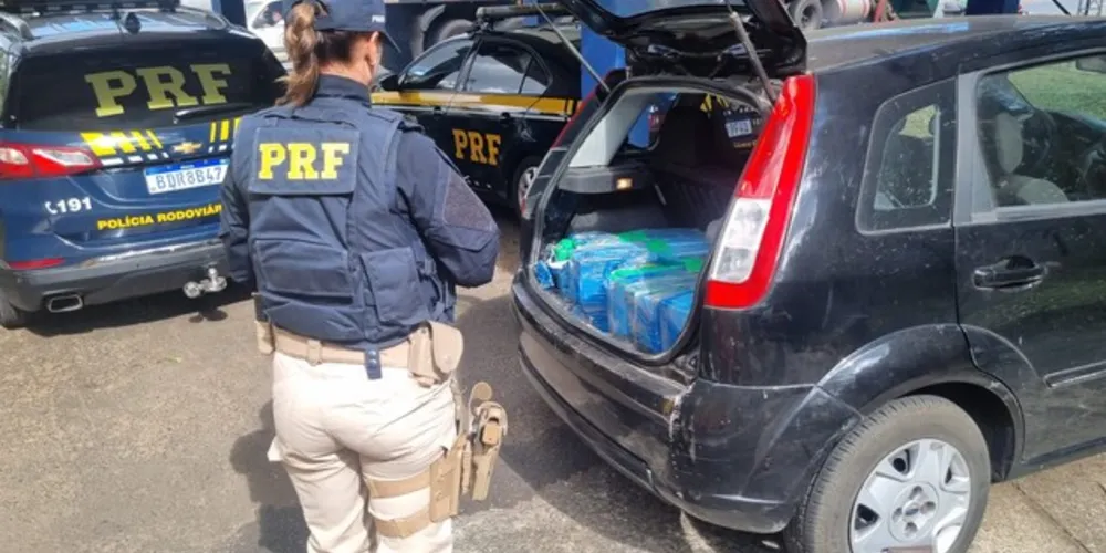 No interior do veículo, foram encontrados aproximadamente 126,0 quilos de maconha e cerca de 10,0 quilos de skunk