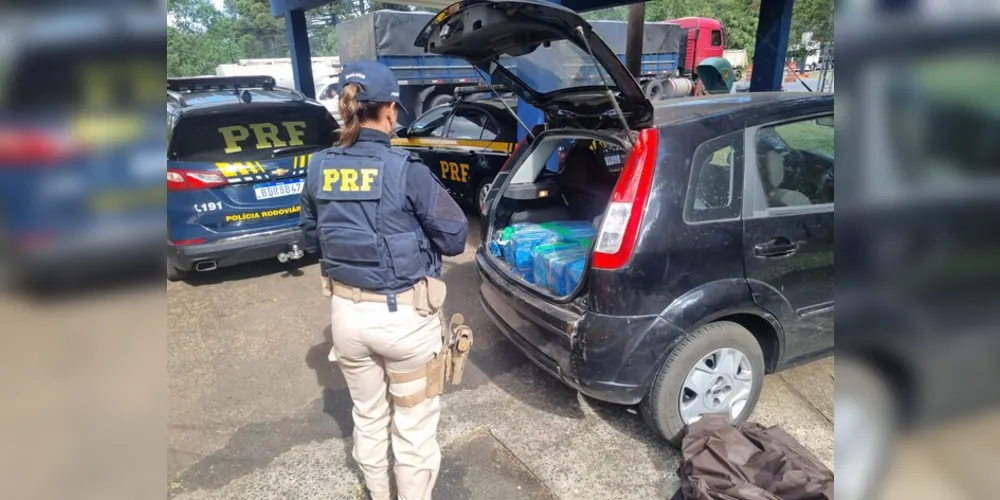 No interior do veículo, foram encontrados aproximadamente 126,0 quilos de maconha e cerca de 10,0 quilos de skunk