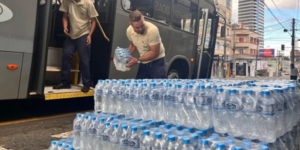 Na quarta-feira (8), a Viação Campos Gerais (VCG) doou aproximadamente 200 fardos de água.