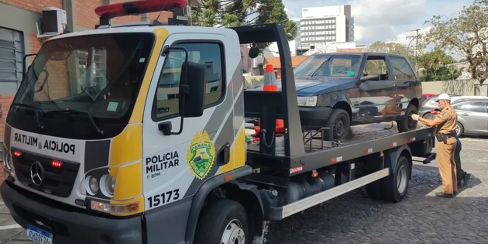 Guincho foi acionado para remover o veículo do local