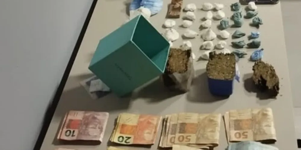 A apreensão ocorreu após denúncias que indicavam que uma moradora da região estaria armazenando drogas