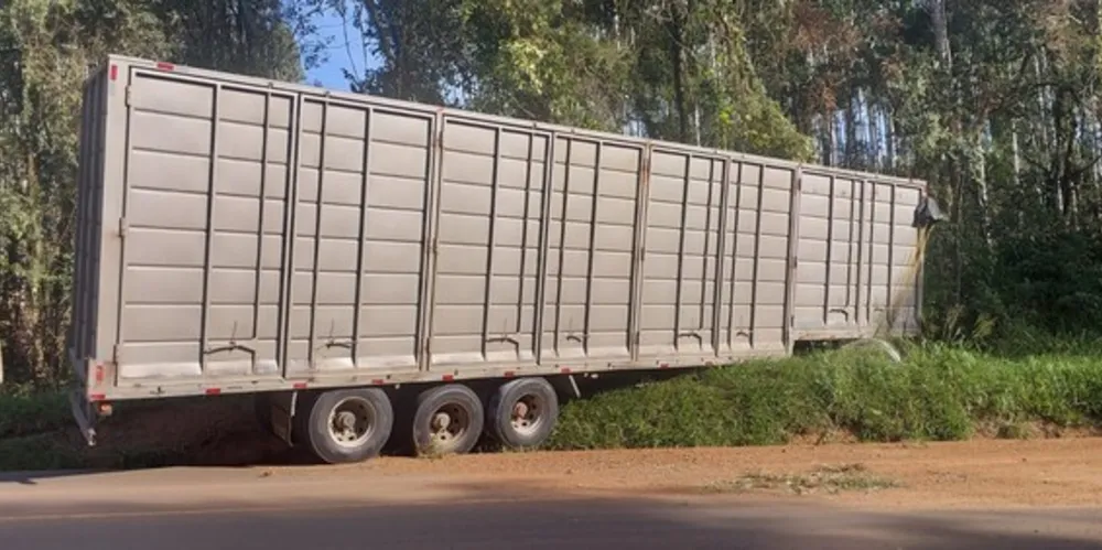 Caminhão perdeu o controle na PR-441, em Tibagi