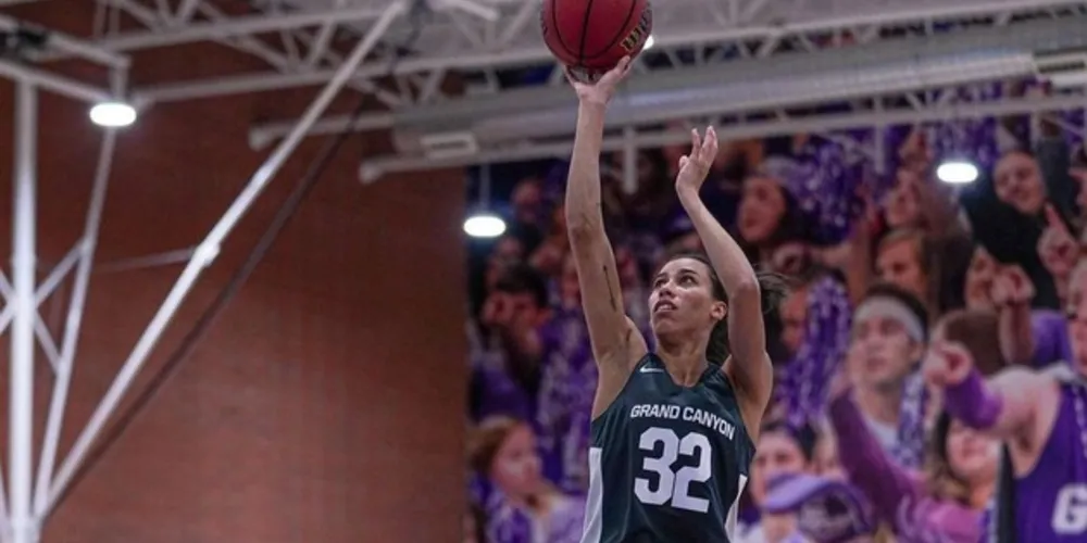 A atleta possui 1,75 metro de altura e joga como armadora