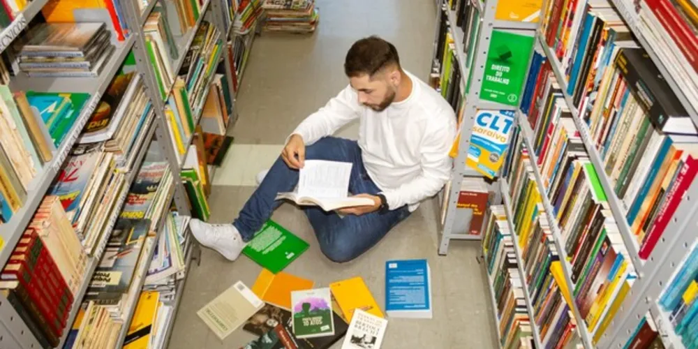 Serão realizadas leituras em conjunto das peças mais famosas do teatro, com discussão entre os participantes, além de embasamento teórico de cada período histórico.