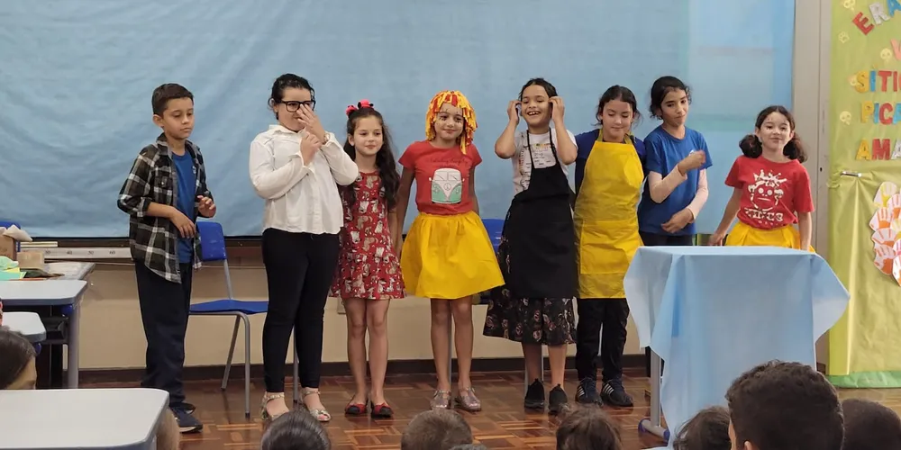 Fantasiados dos personagens da obra, o quinto ano visitou as demais turmas e apresentou a peça e um pouco sobre a obra de Monteiro Lobato