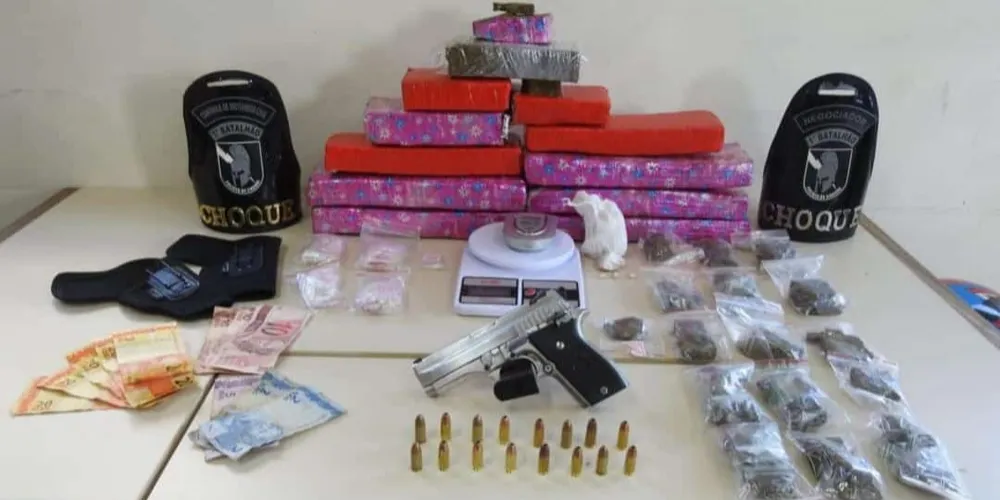 O homem foi preso em flagrante pelo Pelotão de Choque e encaminhado juntamente das drogas e da arma de fogo para a 13ª Subdivisão Policial (SDP)