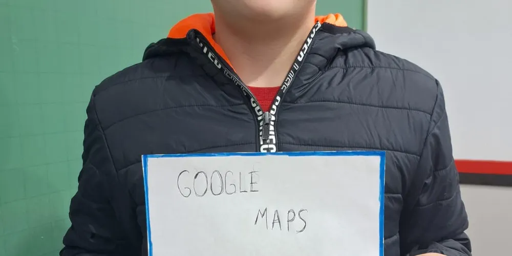 Uma das atividades realizadas pelos educandos consistiu na confecção de uma representação de um aplicativo que impacta o seu cotidiano