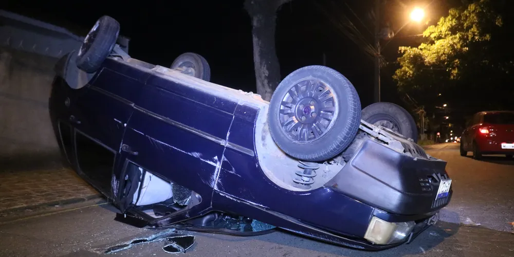 Automóvel capotou após a colisão em Uvaranas