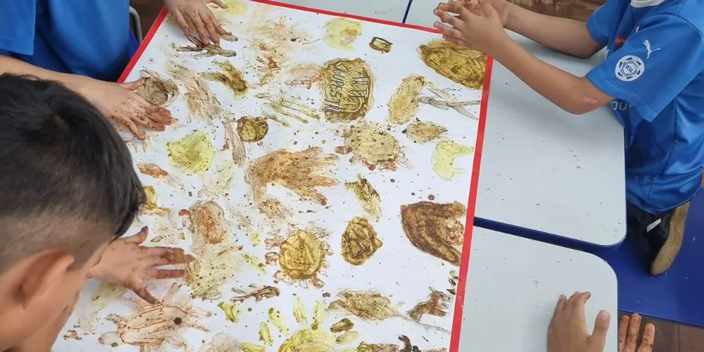 Uma das principais atividades realizadas pela turma foi a realização de desenhos rupestres feitos com tintas confeccionadas em sala de aula