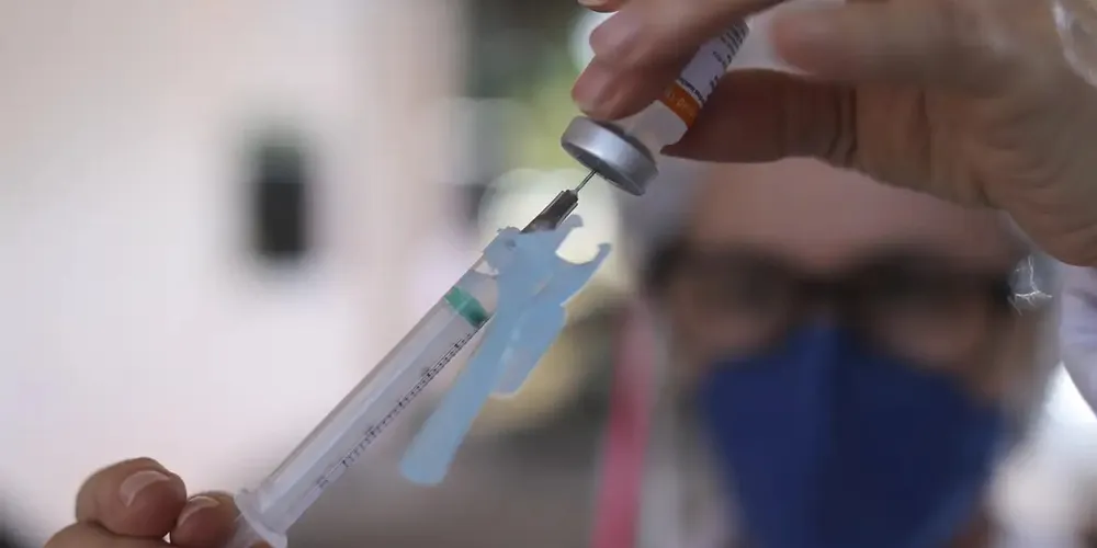 A nova vacina contra covid-19, a monovalente XBB, da Moderna, está disponível para todas as pessoas.