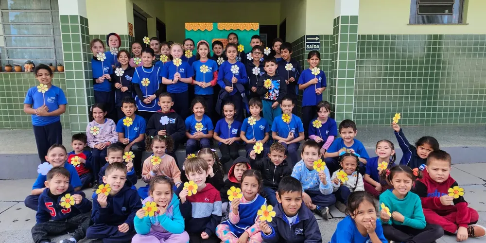 Dentre as atividades realizadas pela turma estiveram a criação de cartazes e painéis decorados com a flor símbolo da campanha