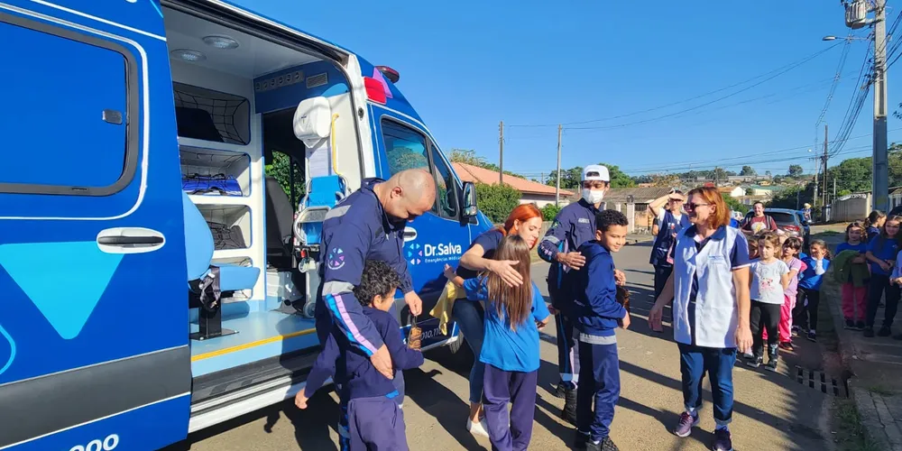 A principal ação inicial do projeto esteve na visita de uma equipe de atendimento até a escola, visando sensibilizar os alunos
