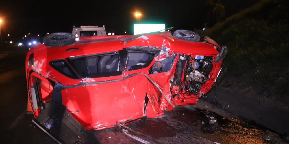Veículo ficou totalmente destruído com o grave acidente