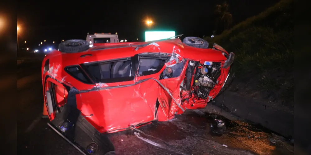 Veículo ficou totalmente destruído com o grave acidente