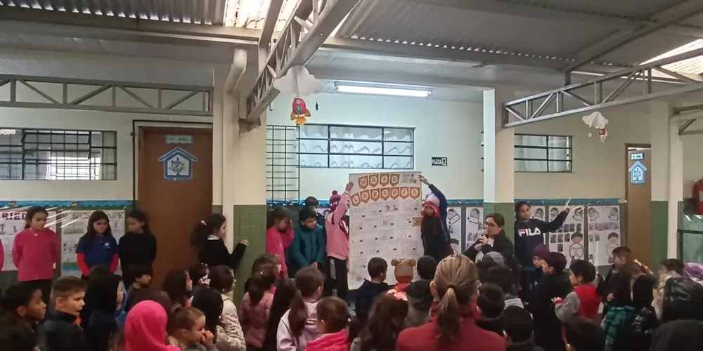 A turma realizou uma apresentação sobre o tema para toda a escola, com uma linguagem acessível a todos os educandos
