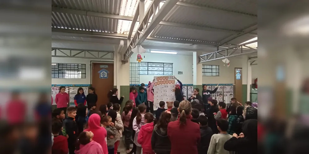 A turma realizou uma apresentação sobre o tema para toda a escola, com uma linguagem acessível a todos os educandos