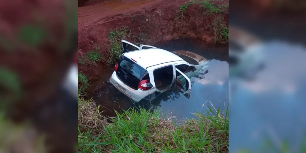 O carro foi abandonado na manhã desta terça