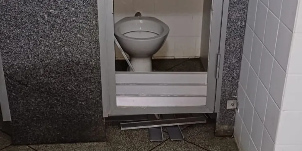 O adolescente teria danificado parte da porta do banheiro público