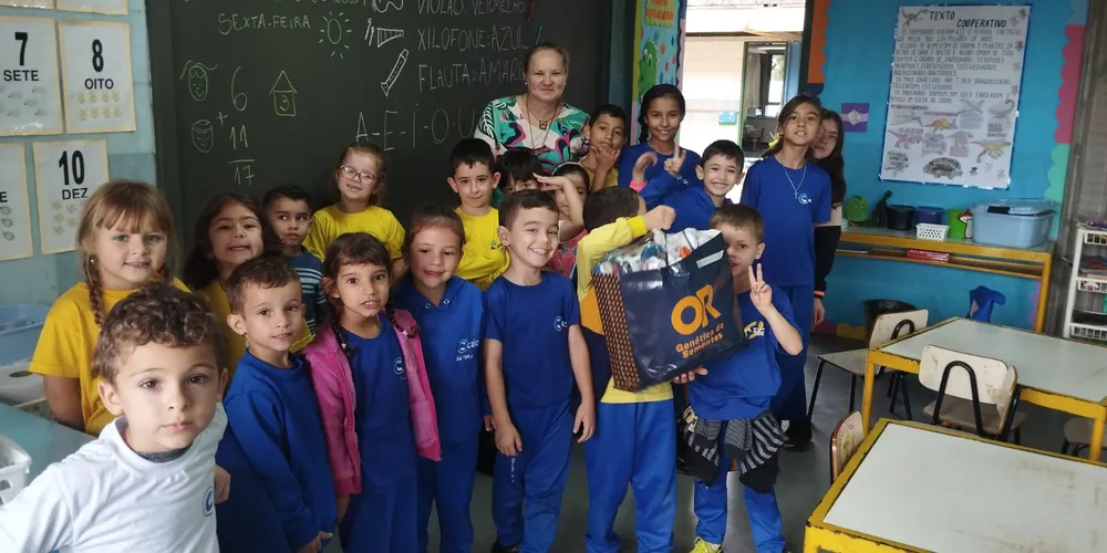 Para lançar a campanha, alunos e funcionários receberam cartas explicando os detalhes e convidando todos para a exposição dos primeiros produtos disponíveis para troca