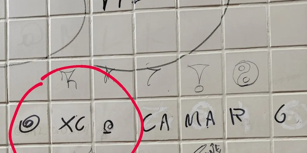 Menor foi flagrado pichando o banheiro feminino nesta terça-feira