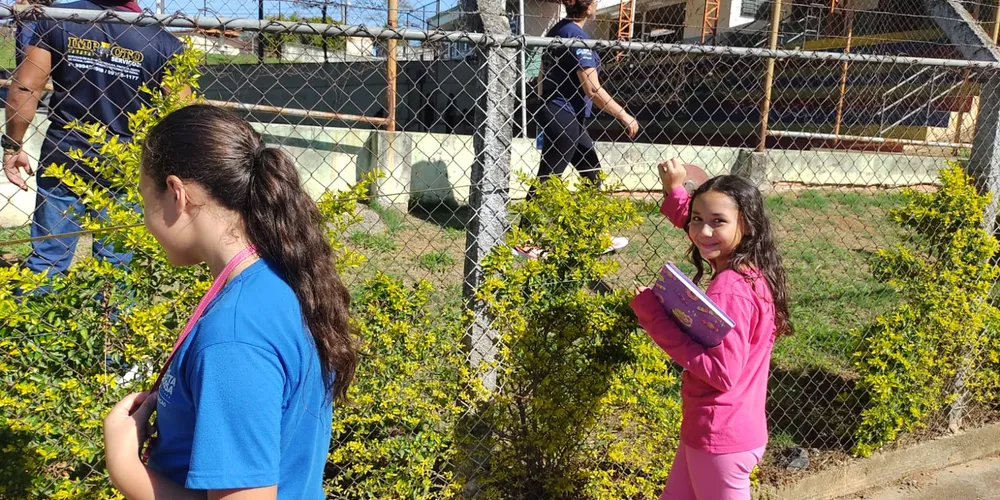A proposta teve início em sala de aula, com a medição de materiais escolares e outros objetos. Na sequência os alunos mediram espaços e locais da escola