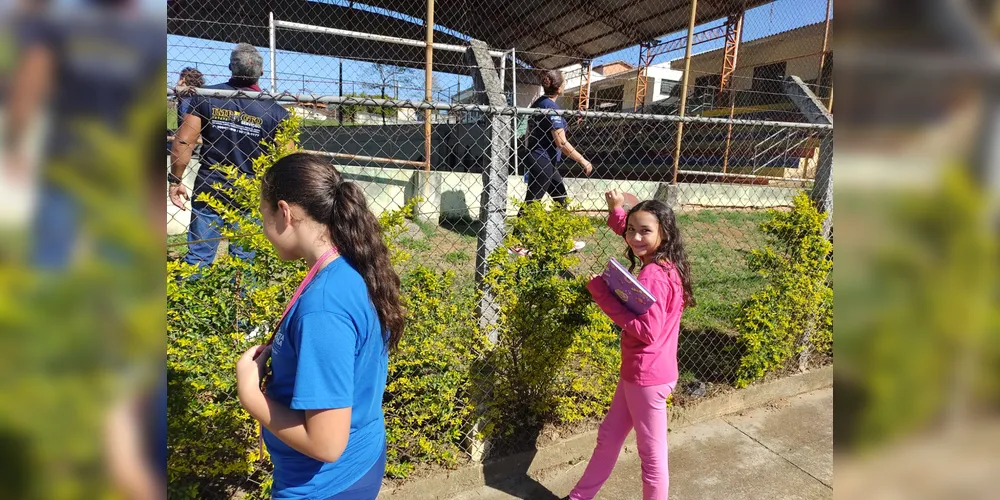 A proposta teve início em sala de aula, com a medição de materiais escolares e outros objetos. Na sequência os alunos mediram espaços e locais da escola