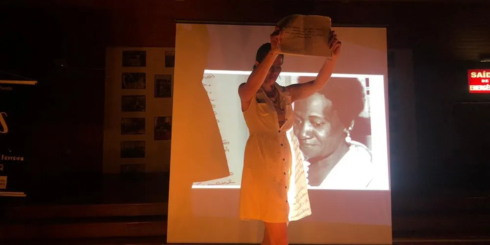 A peça é um monólogo inspirado na obra "Quarto de Despejo – Diário de uma Favelada", de Carolina Maria de Jesus