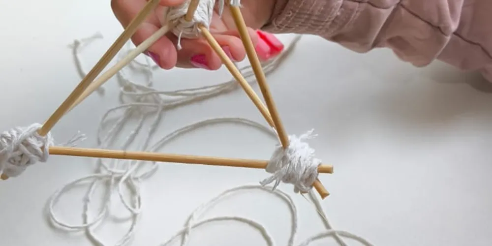 Durante a montagem, os educandos enfrentaram o desafio de garantir que as arestas se encontrassem corretamente para formar uma estrutura sólida e estável
