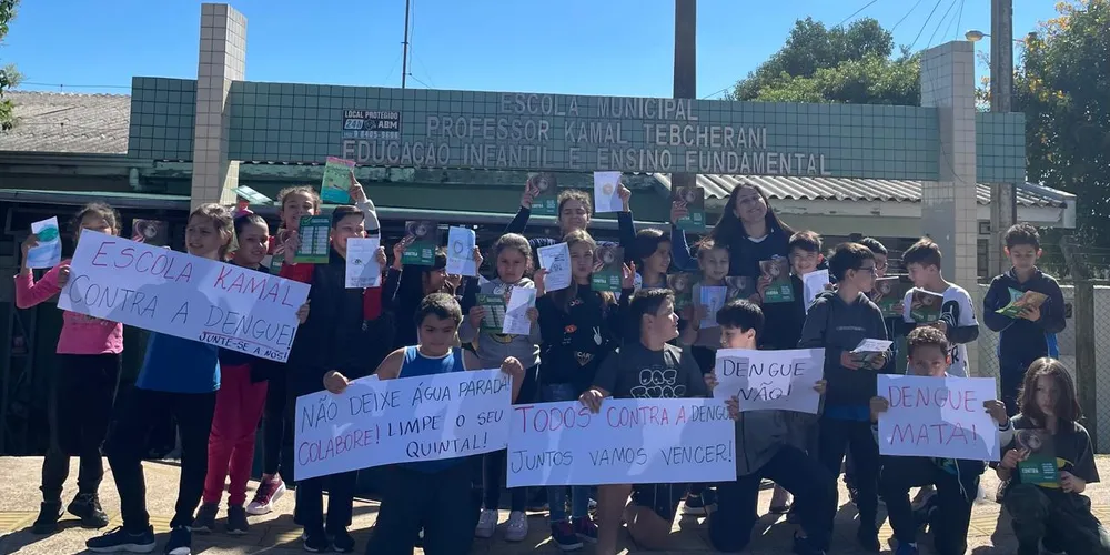 A confecção de folders e cartazes foi uma das atividades realizadas pela turma