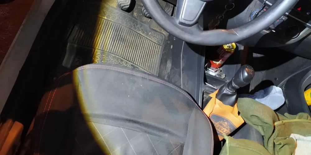 Motorista foi flagrado dirigindo com uma lata de cerveja na mão