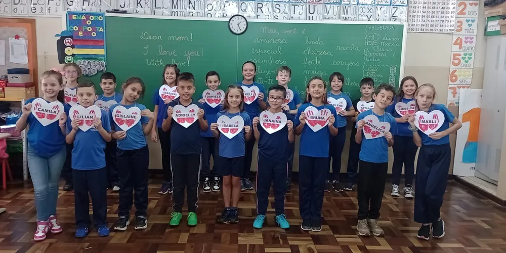 A turma confeccionou cartazes, folders, cartões, jograis e preparou apresentações musicais