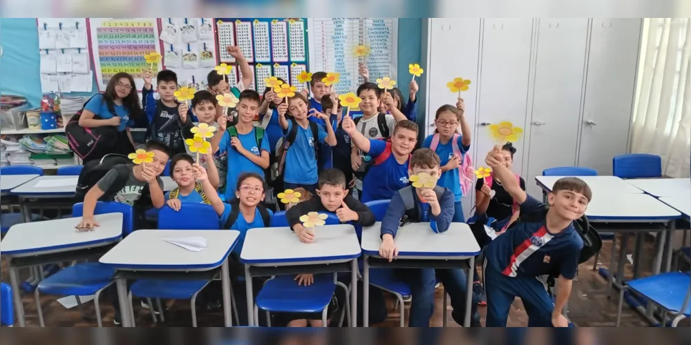 Entre as atividades propostas, os alunos confeccionaram flores, símbolo da campanha, braceletes e bandeirinhas