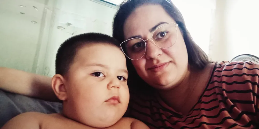 Pollyana está organizando uma rifa para custear o exame do filho