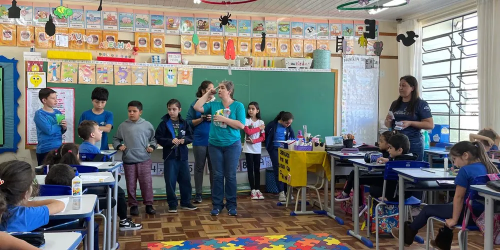 Parte importante das atividades realizadas pela turma envolveu a visita a outras turmas da escola, visando disseminar informações sobre a prevenção a dengue