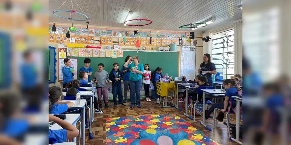 Parte importante das atividades realizadas pela turma envolveu a visita a outras turmas da escola, visando disseminar informações sobre a prevenção a dengue