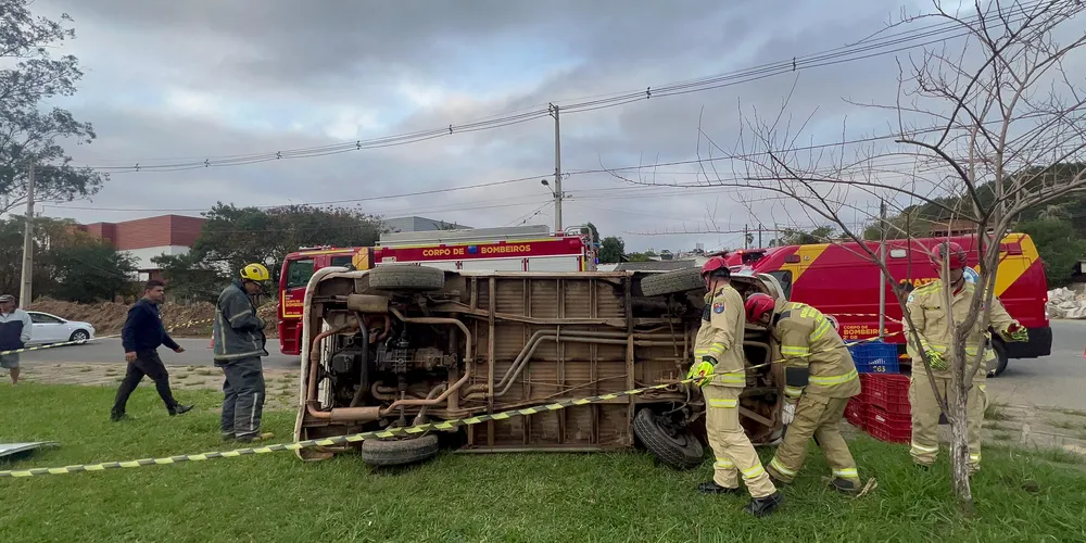 Duas pessoas estavam dentro do veículo